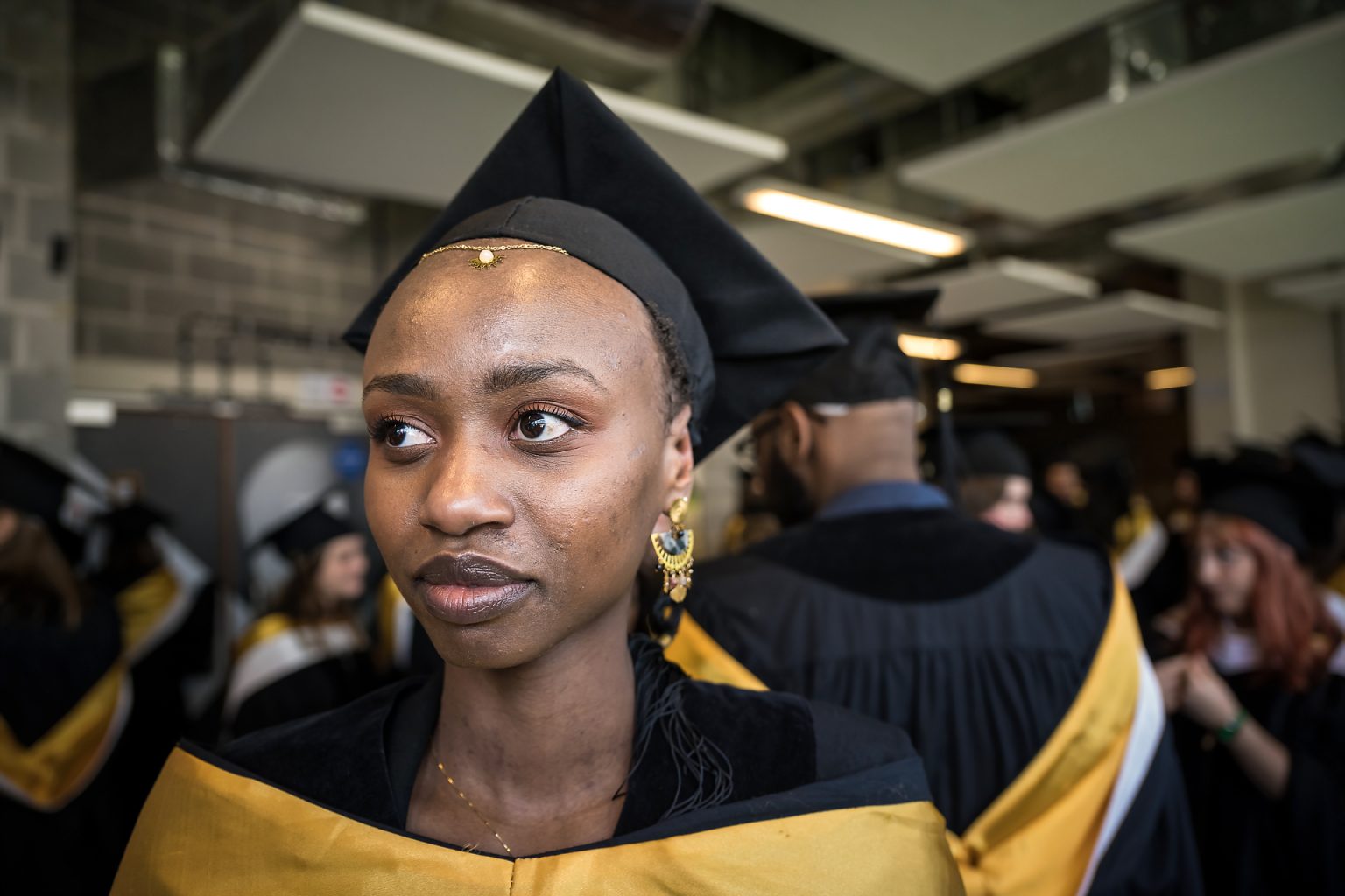 Etudiante lors des préparatifs, Proclamation de la promotion des Facultés de Lettres, traduction et Communication 2018-2019 (ULB), par Aurore Delsoir Photographe corporate