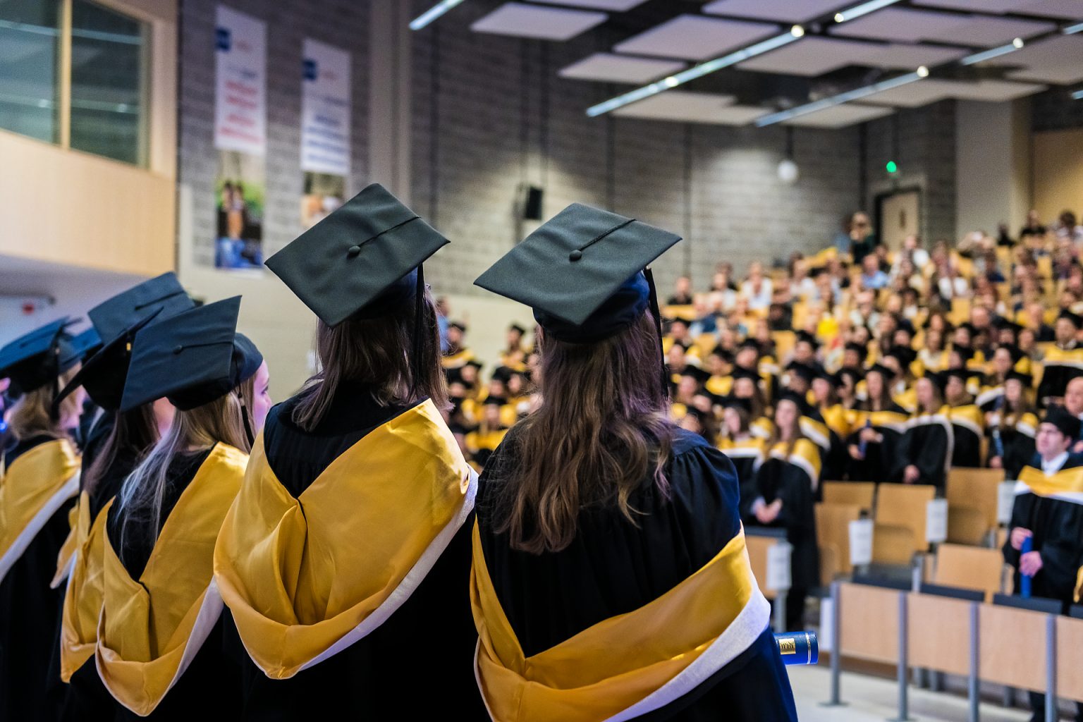 Etudiants face à la scène, Proclamation de la promotion des Facultés de Lettres, traduction et Communication 2018-2019 (ULB), par Aurore Delsoir Photographe corporate