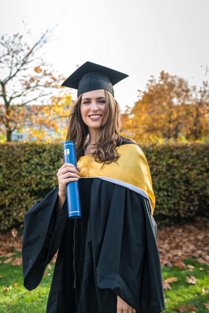 Etudiante promue, Proclamation de la promotion des Facultés de Lettres, traduction et Communication 2018-2019 (ULB), par Aurore Delsoir Photographe corporate