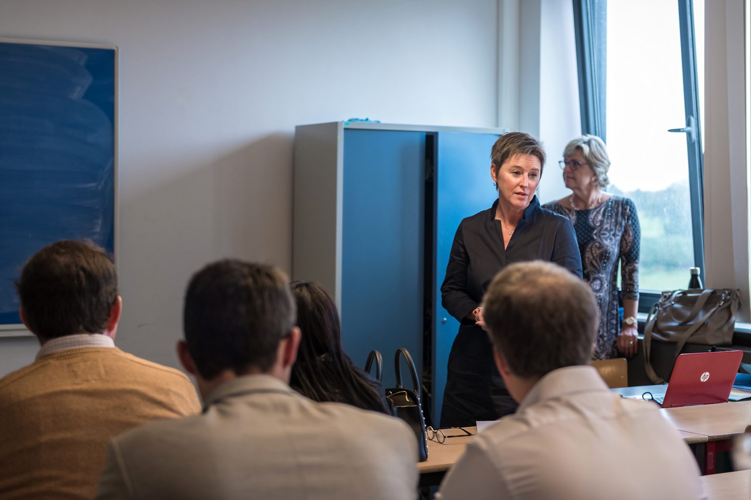 Sylvie Duroisin directire du département comptabilité de la HelHA présentant la section Comptabilité de l'HelHA, Rencontres Anciens-Etudiants à l'HelHA Mons, par Aurore Delsoir photographe d'entreprise