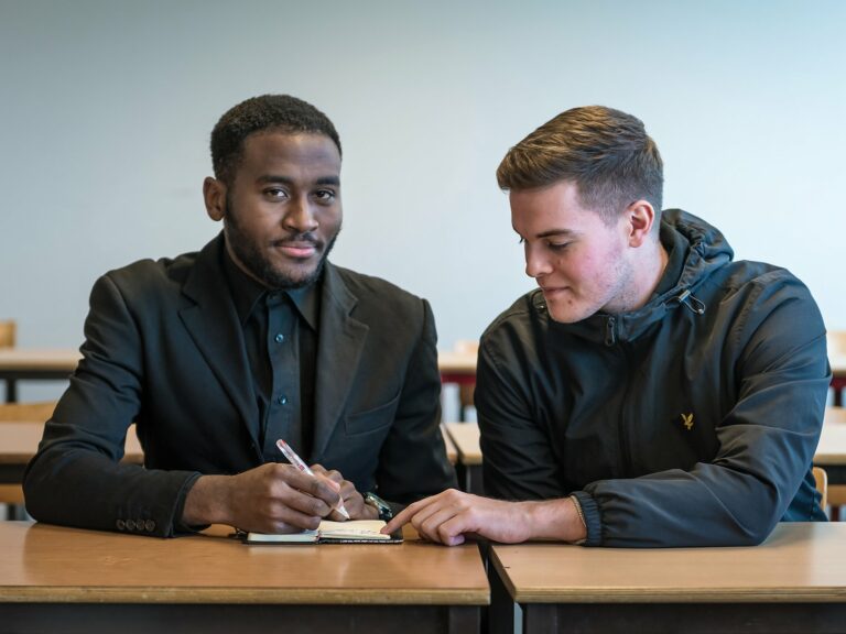 Etudiants de la section Comptabilité, Rencontres Anciens-Etudiants à l'HelHA Mons, par Aurore Delsoir photographe d'entreprise