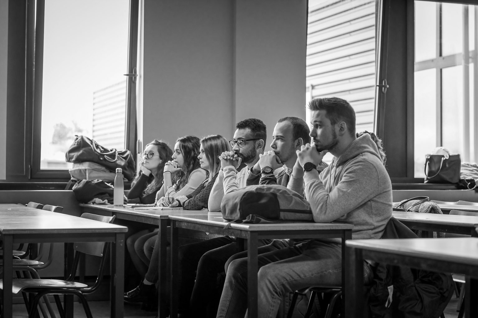 Etudiants attentifs lors d'une table ronde, Rencontres Anciens-Etudiants à l'HelHA Mons, par Aurore Delsoir photographe d'entreprise