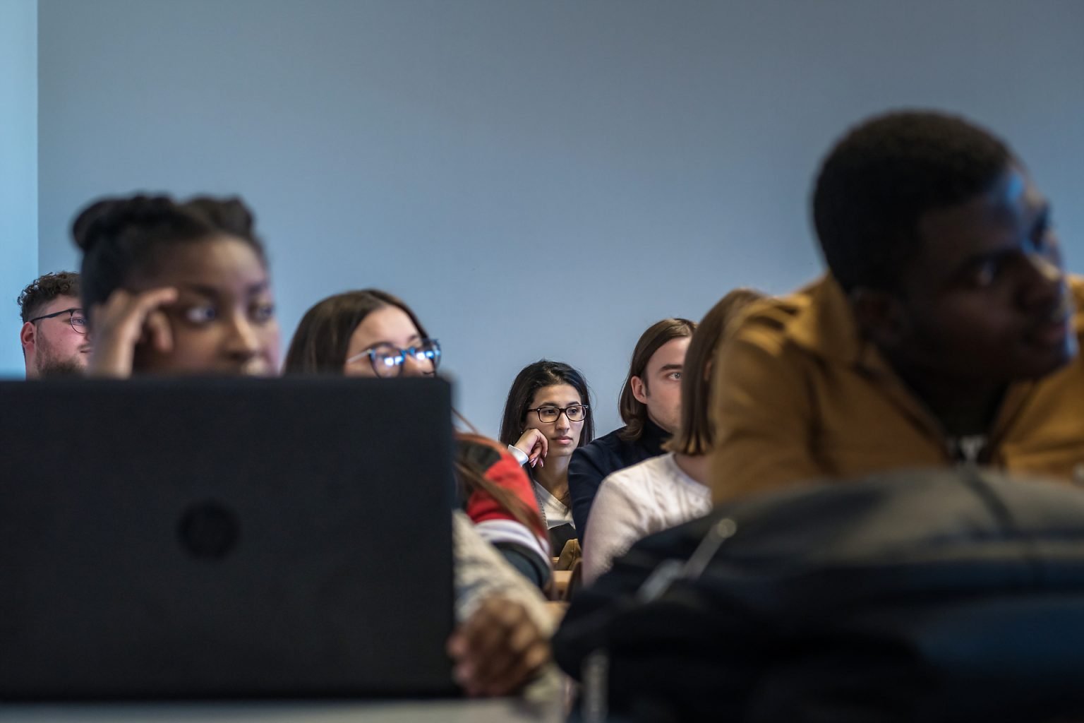 Etudiants assistant à une table ronde, Rencontres Anciens-Etudiants à l'HelHA Mons, par Aurore Delsoir photographe d'entreprise