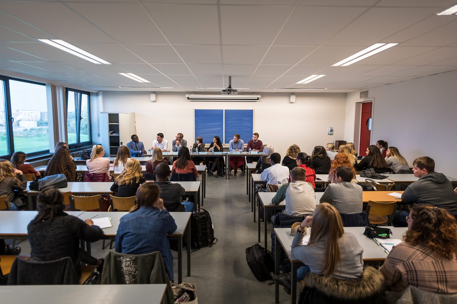 Table ronde Fiduciaire, Rencontres Anciens-Etudiants à l'HelHA Mons, par Aurore Delsoir photographe d'entreprise