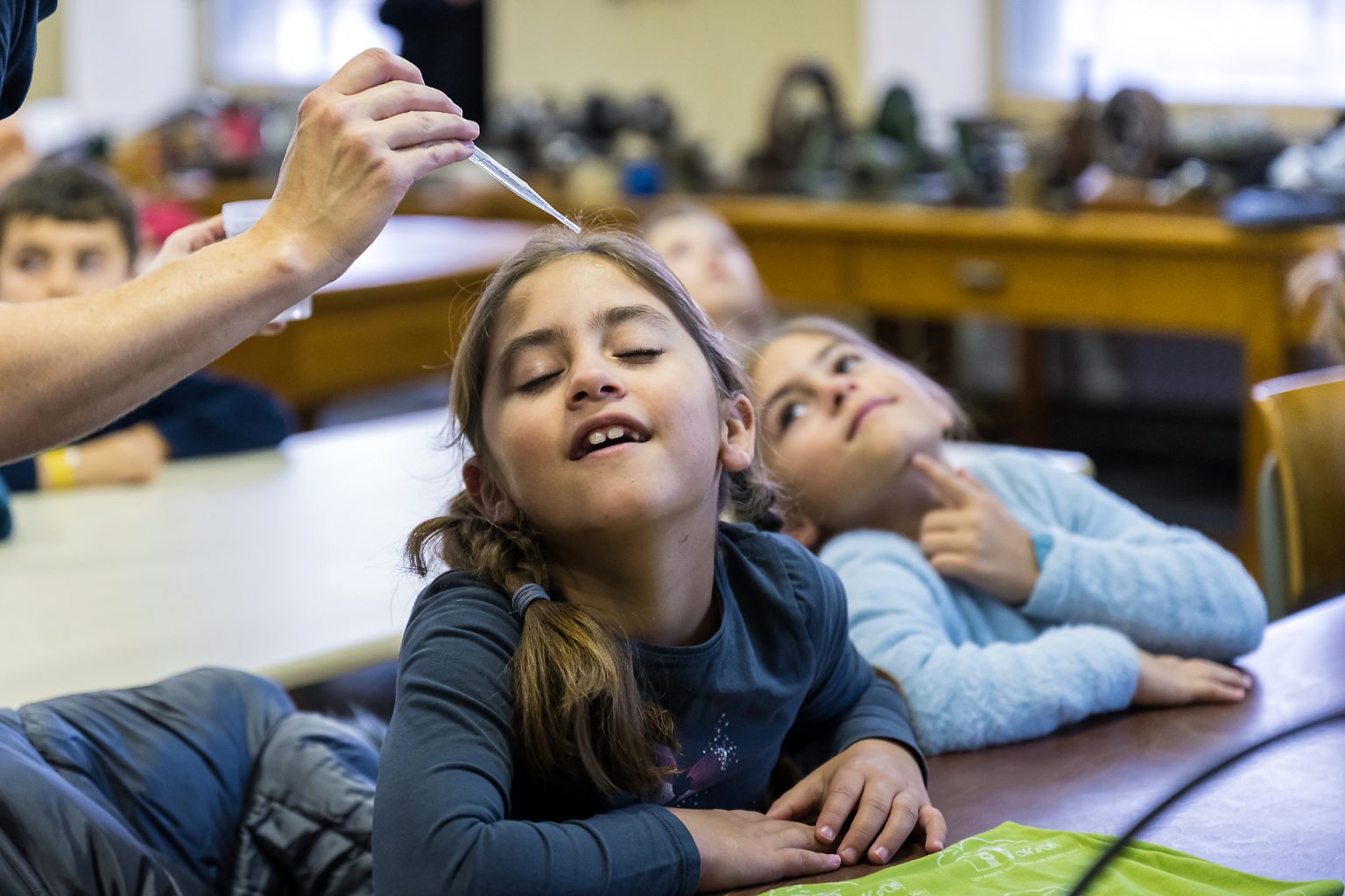 Expérience scientifique, Université des Enfants de Charleroi, ateliers musées du 06 novembre 2019 par Aurore Delsoir Photographe