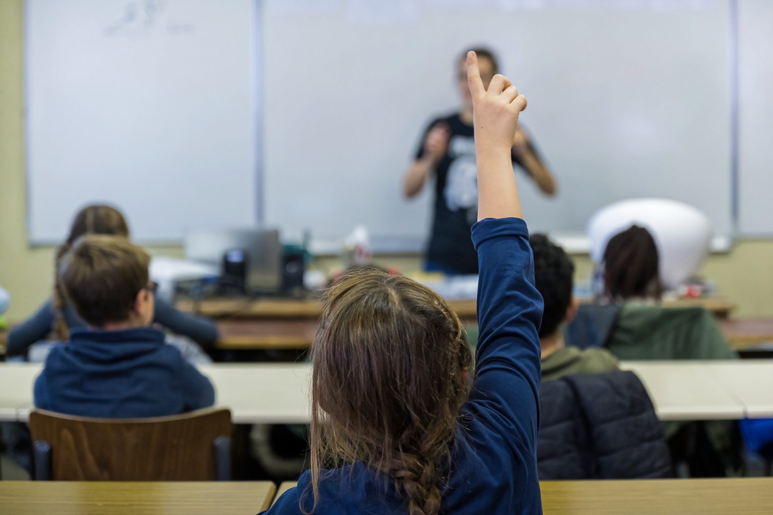 Le doigt levé, Université des Enfants de Charleroi, ateliers musées du 06 novembre 2019 par Aurore Delsoir Photographe