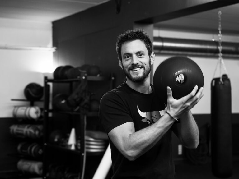 Portrait de Julien Dumont, Accompagnateur sportif, Portrait d'Anne Body, Coach. "Ce(ux) qui m'entoure(nt), projet en noir et blanc par Aurore Delsoir photographe