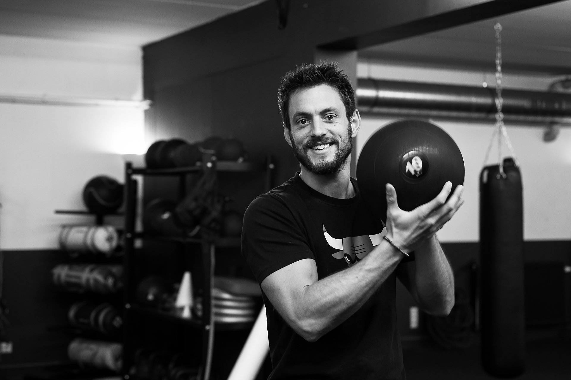 Julien Dumont Coach sportif, Aurore Delsoir photographe Portrait de Julien Dumont, Accompagnateur sportif, Portrait d'Anne Body, Coach. "Ce(ux) qui m'entoure(nt), projet en noir et blanc par Aurore Delsoir photographe