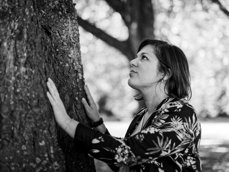 Portrait d'Anne Body, Coach. "Ce(ux) qui m'entoure(nt), projet en noir et blanc par Aurore Delsoir photographe