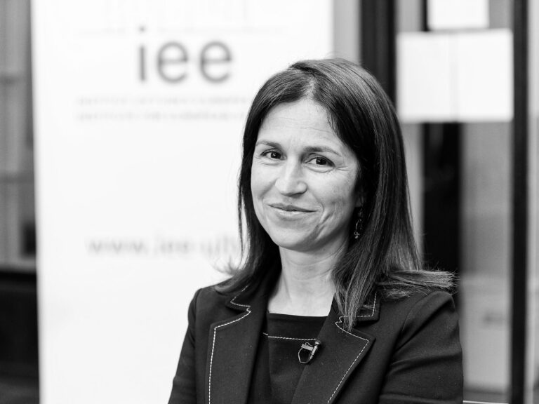 Portrait d'Anne Weyembergh, IEE, Ce(ux) qui m'entoure(nt), Aurore Delsoir photographie