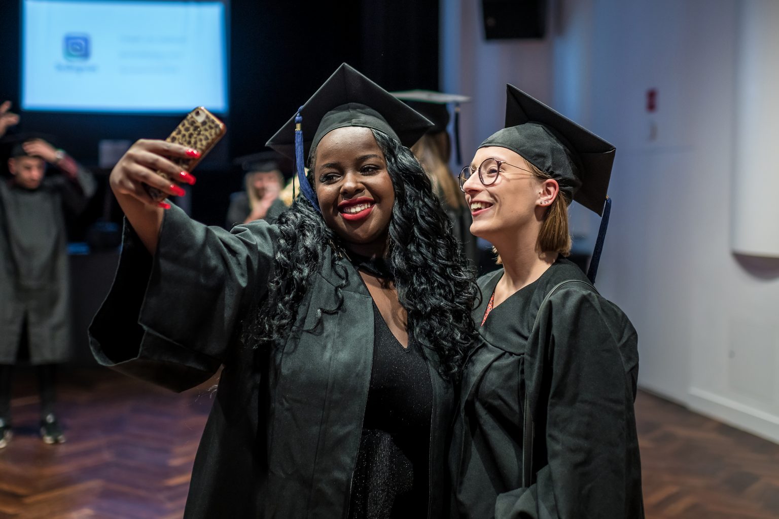 Préparatifs et selfie en attendant la cérémonie, remise de diplômes de la proclamation 2018-2019 de la FUCaM, par Aurore Delsoir Photographe Corporate