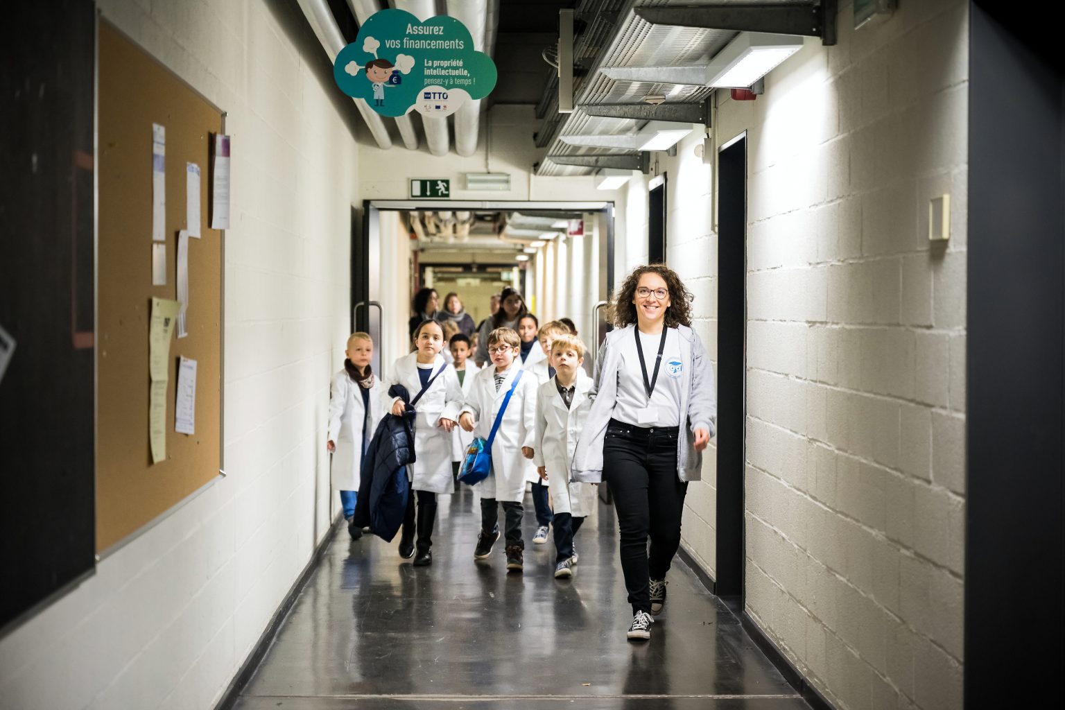 Claire Berrier amenant les enfants aux ateliers, Ateliers scientifiques de l'UDEC au Biopark deCharleroi, Aurore Delsoir photographe corporate