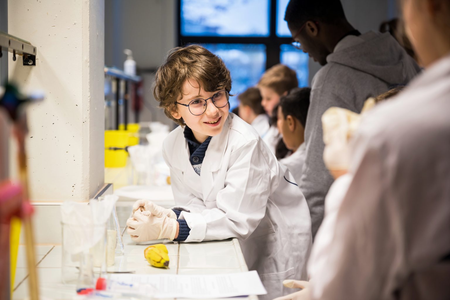 Amusement et intérêt pour les ateliers,Ateliers scientifiques de l'UDEC au Biopark deCharleroi, Aurore Delsoir photographe corporate