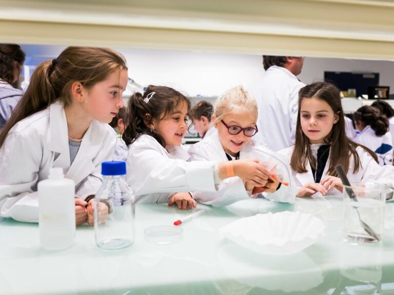 Enfants en pleine expérience scientifique, Ateliers scientifiques de l'UDEC au Biopark deCharleroi, Aurore Delsoir photographe corporate