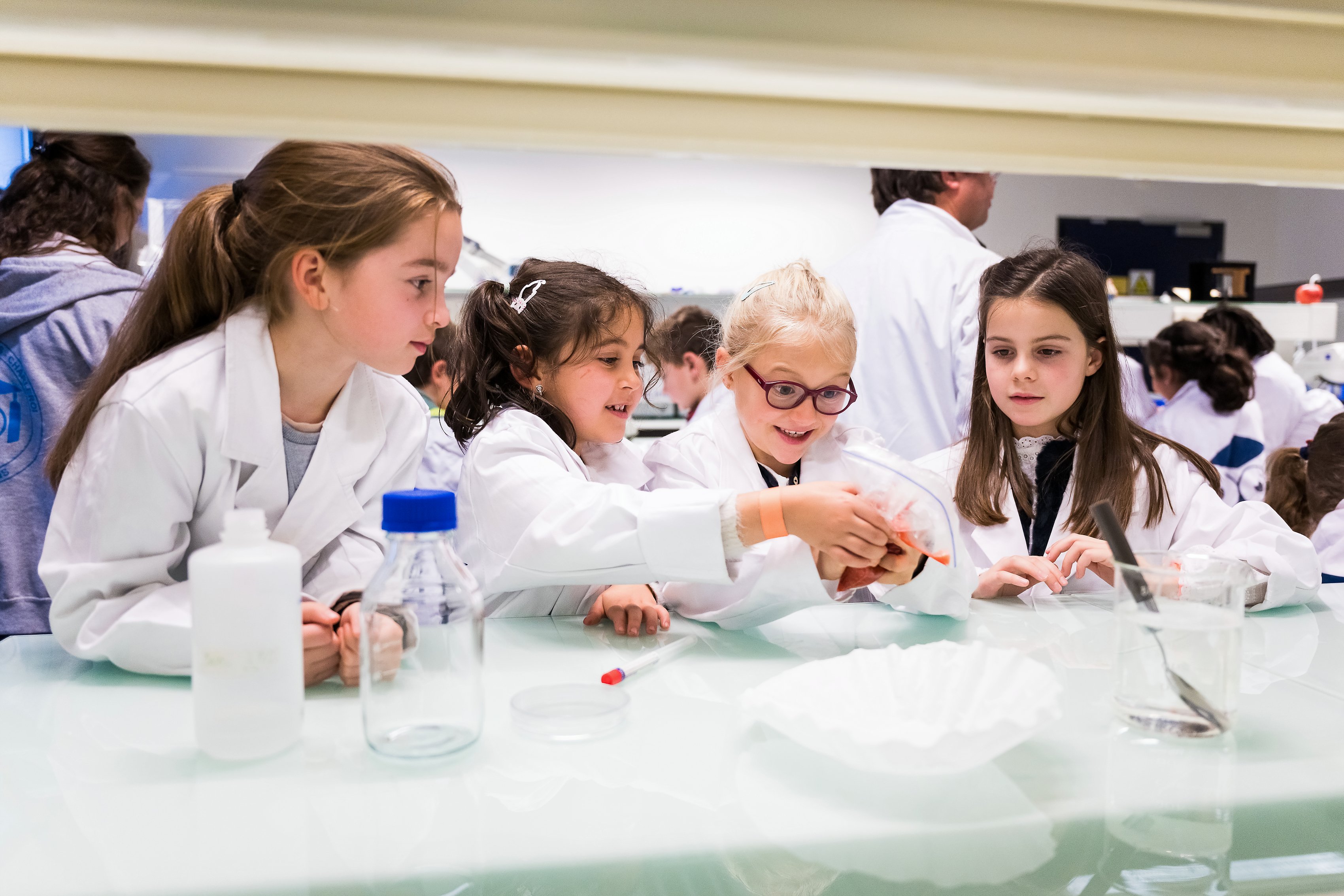 UDEC-Biopark-Aurore-Delsoir-Photographe-Corporate_1000 Enfants en pleine expérience scientifique, Ateliers scientifiques de l'UDEC au Biopark deCharleroi, Aurore Delsoir photographe corporate