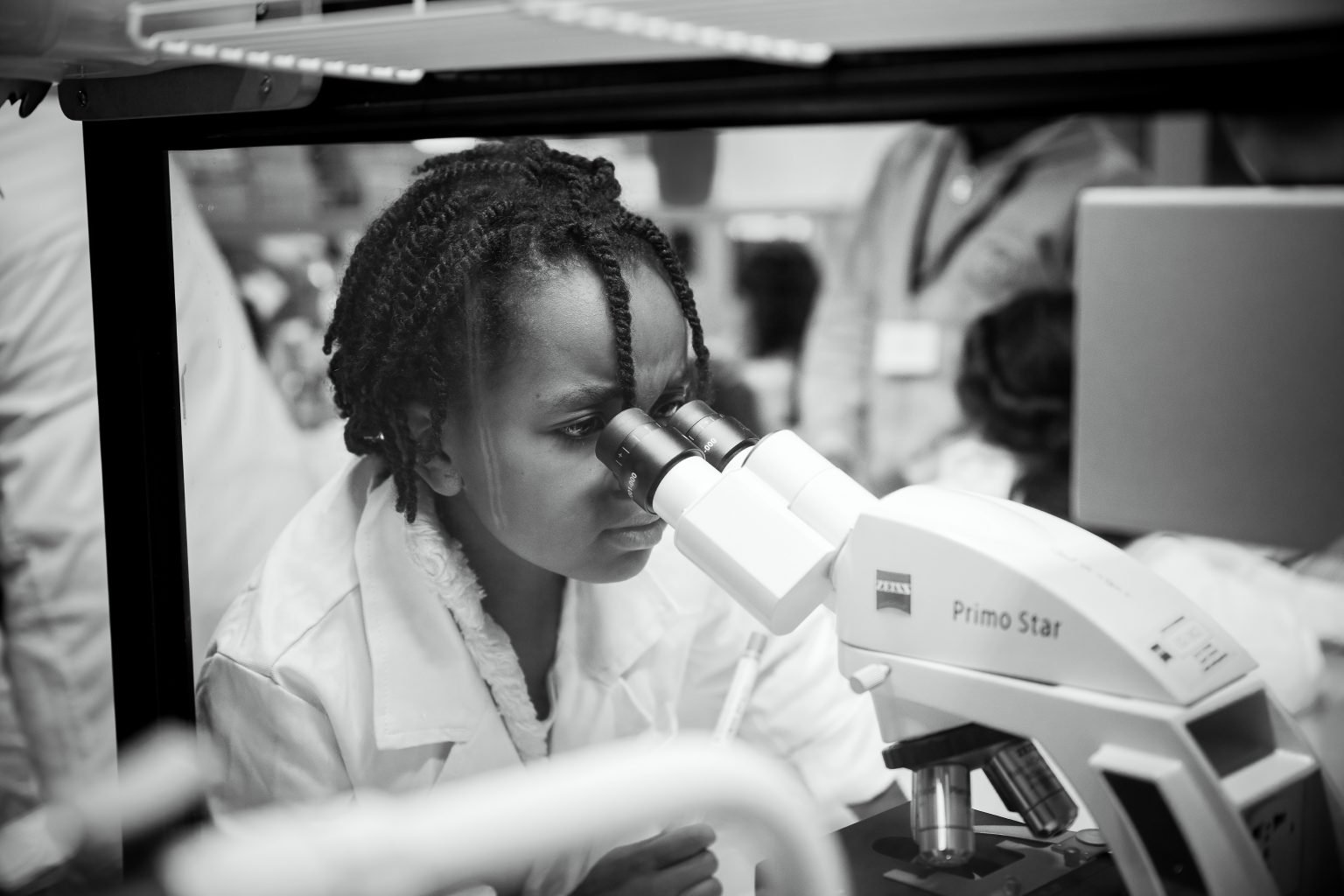 Observation attentive au microscope, Ateliers scientifiques de l'UDEC au Biopark deCharleroi, Aurore Delsoir photographe corporate