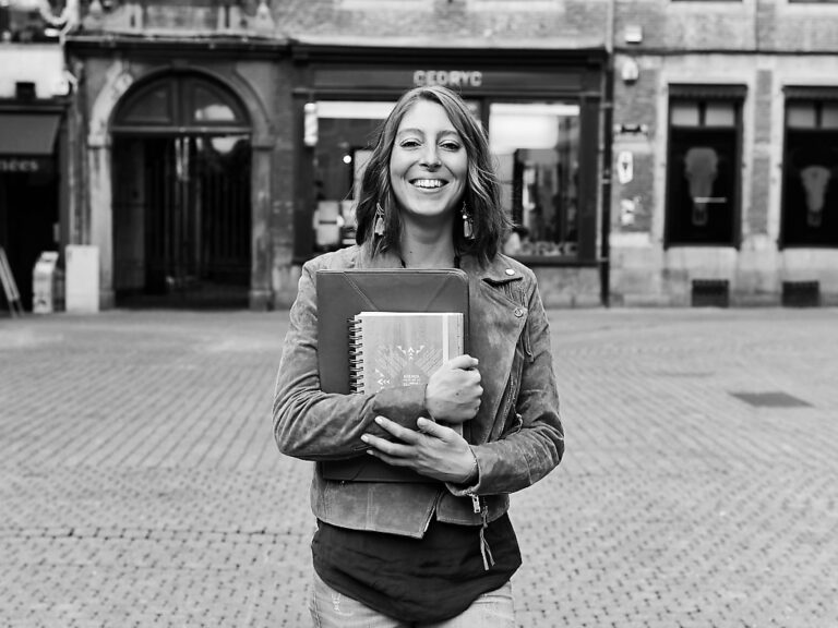 Florence Havenne et son journal Happy Flow par Aurore Delsoir photographe