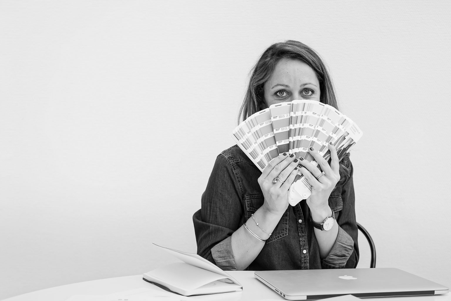 Eléonore Camaret jouant avec les Pantone, Portrait part Aurore Delsoir photographe