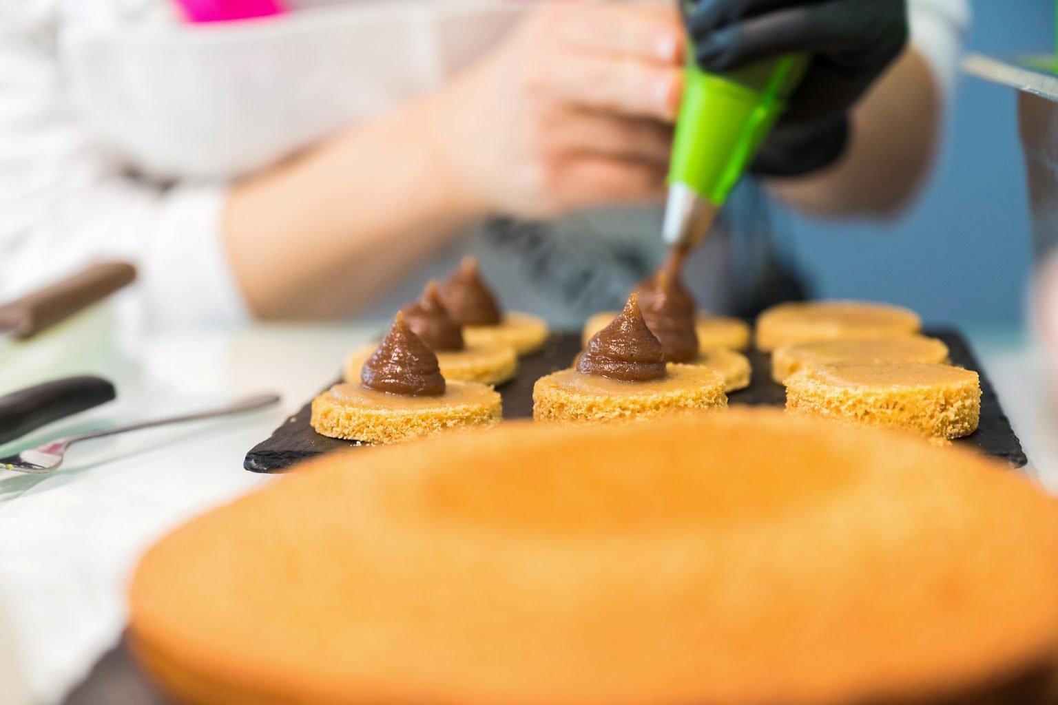 Confection d'un "Mont-Blanc" au Pavillon français, Salon Mondial de la confiserie et des Snacks 2020 par Aurore Delsoir photographe corporate