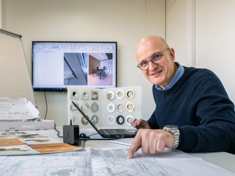 Travail sur plan pour conception d'un éclairage adapté, Détail ampoule Led, Portrait de Laurent Jacovy, Euro-Spotlite