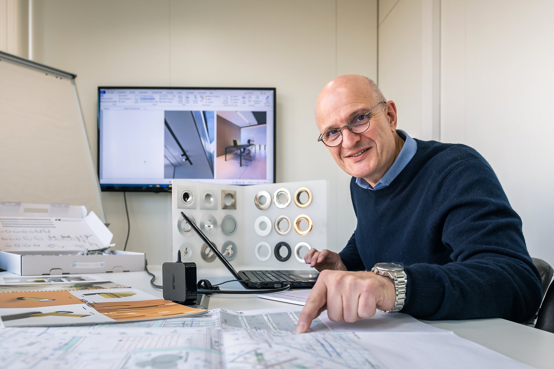 2020-02-19-LaurentJacovy_Eurospotlight_Aurore-Delsoir-Photographe_7599Web Travail sur plan pour conception d'un éclairage adapté, Détail ampoule Led, Portrait de Laurent Jacovy, Euro-Spotlite