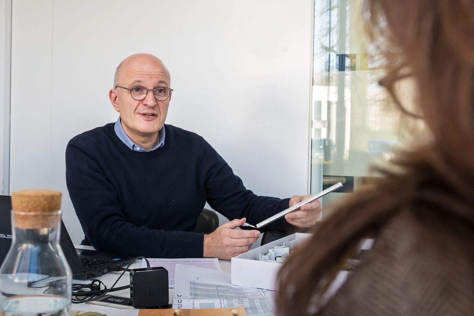 Discussion avec un client, Détail ampoule Led, Portrait de Laurent Jacovy, Euro-Spotlite