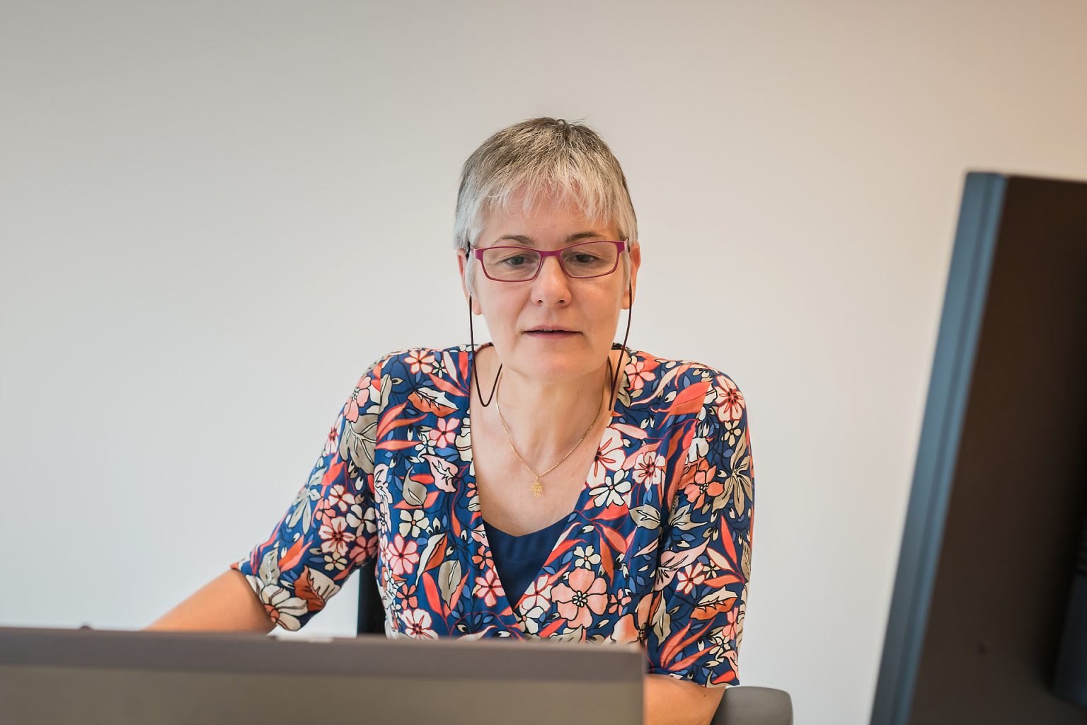 Isabelle Van Regenmoorter au travai, dans les bureaux de Business Assistance