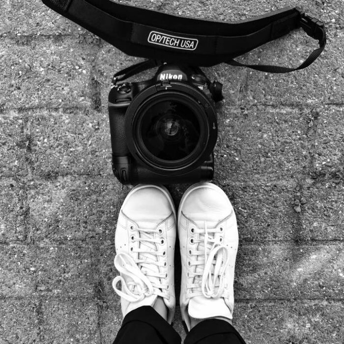 Autoportrait pieds et appareil photo-Aurore Delsoir