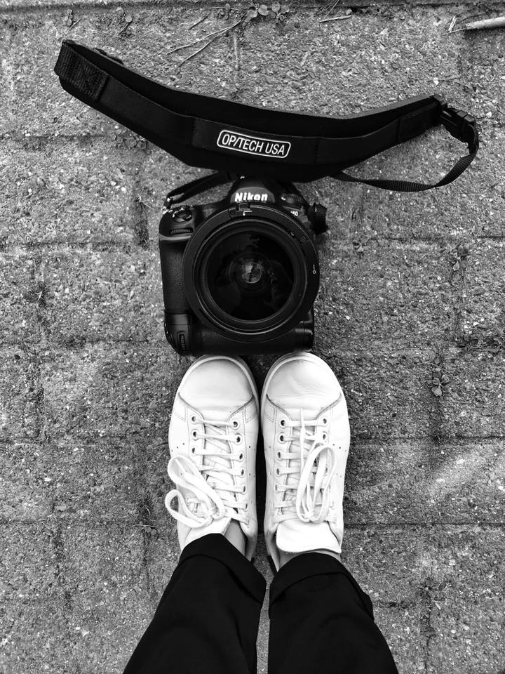 Autoportrait pieds et appareil photo-Aurore Delsoir