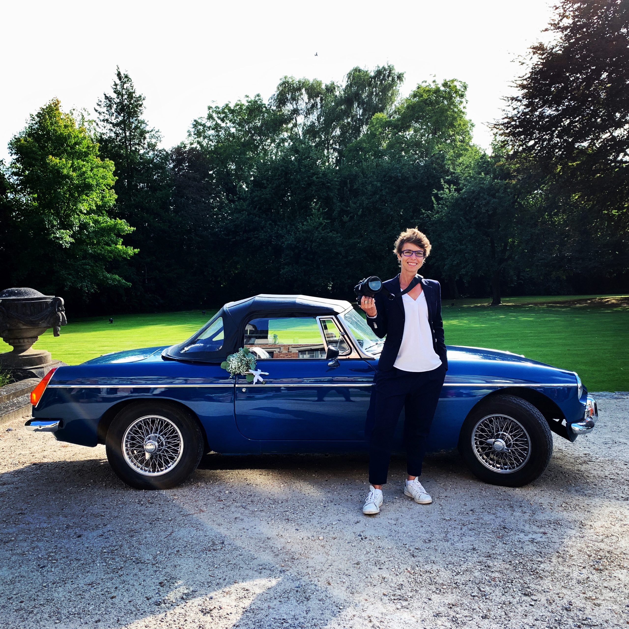 Portrait d'Aurore Delsoir Photographe devant une MG B