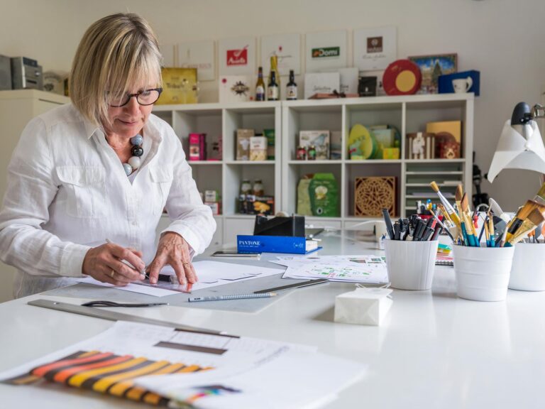 Assemblage d'une créatre graphique, Joelle Palmaerts, AD Altera, portrait d'entrepreneur par Aurore Delsoir Photographe d'entreprise