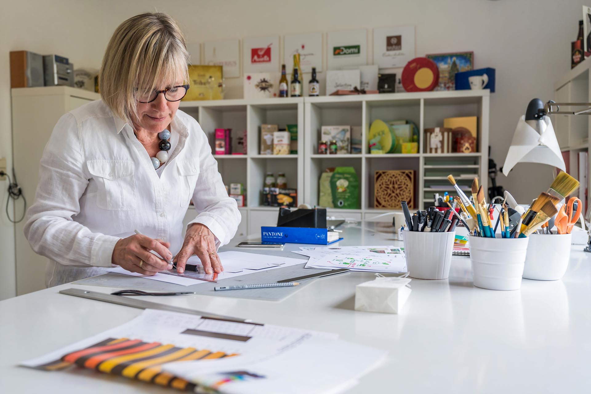 Ad Altera-Joelle Palmaerts_A. Delsoir-Photographie_2543Web2 Assemblage d'une créatre graphique, Joelle Palmaerts, AD Altera, portrait d'entrepreneur par Aurore Delsoir Photographe d'entreprise