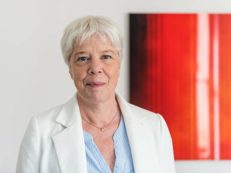 Pötrtrait de Pascale Van Obberghen, "La boîte à guillemets"