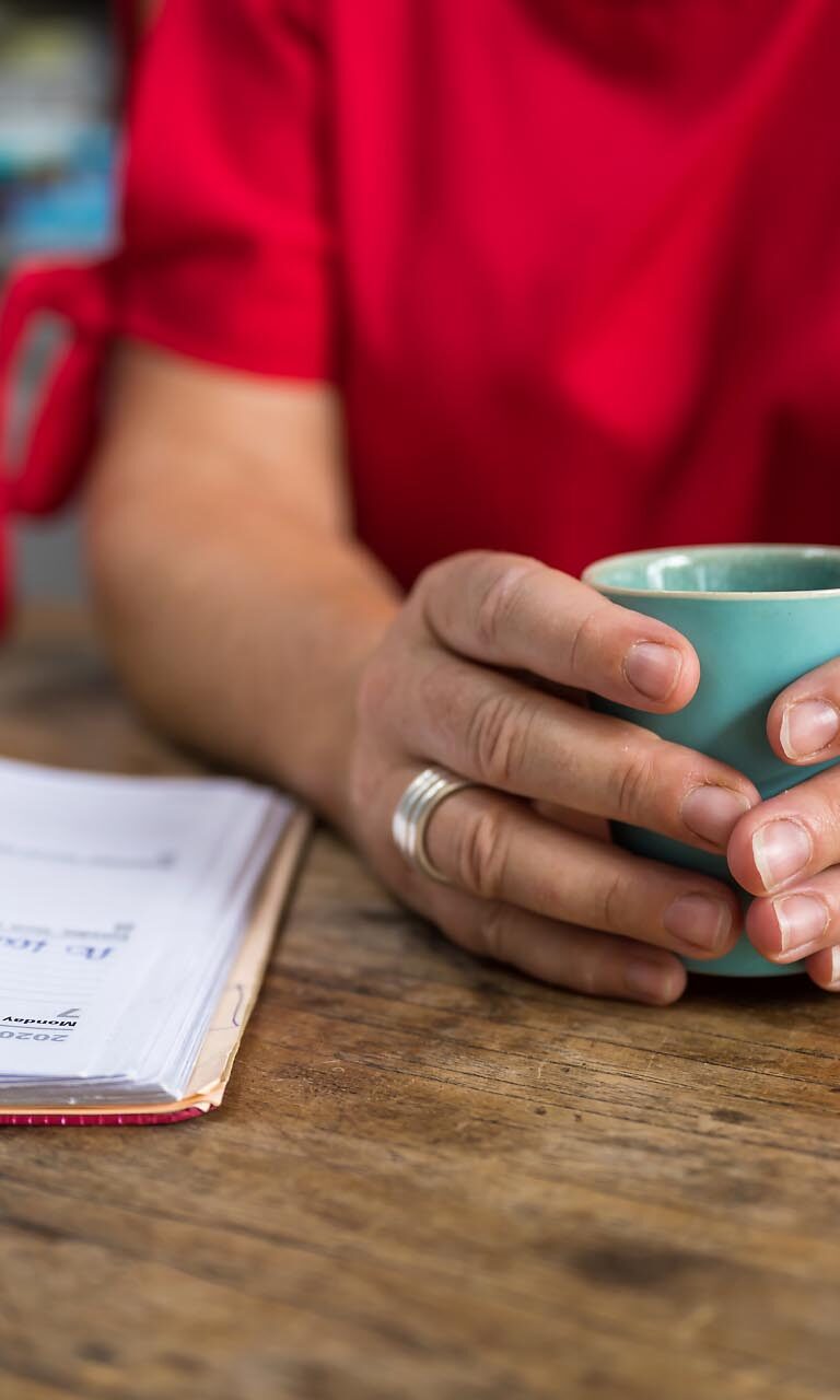 Une tasse de thé et son agenda