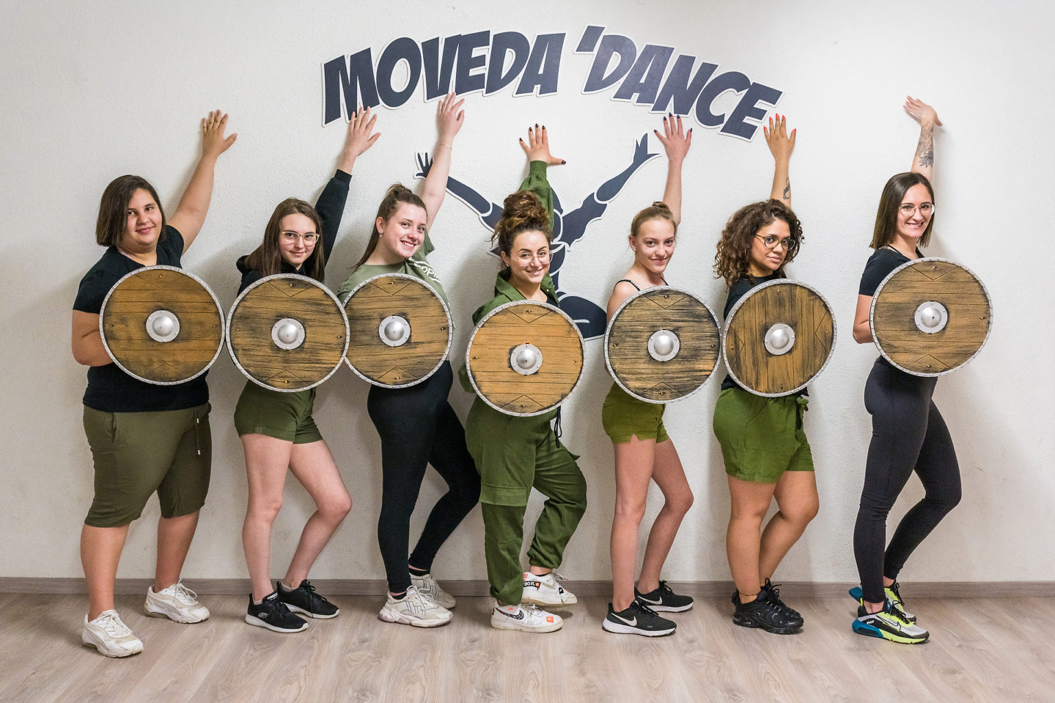 Clara Sita devant le logo de son école de danse Moveda'dance