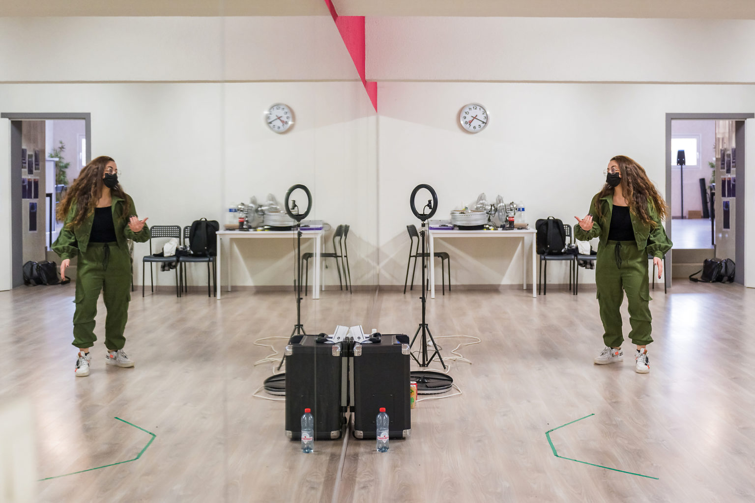 Travail devant le miroir de l'école de danse, Clara Sita, Moveda'dance