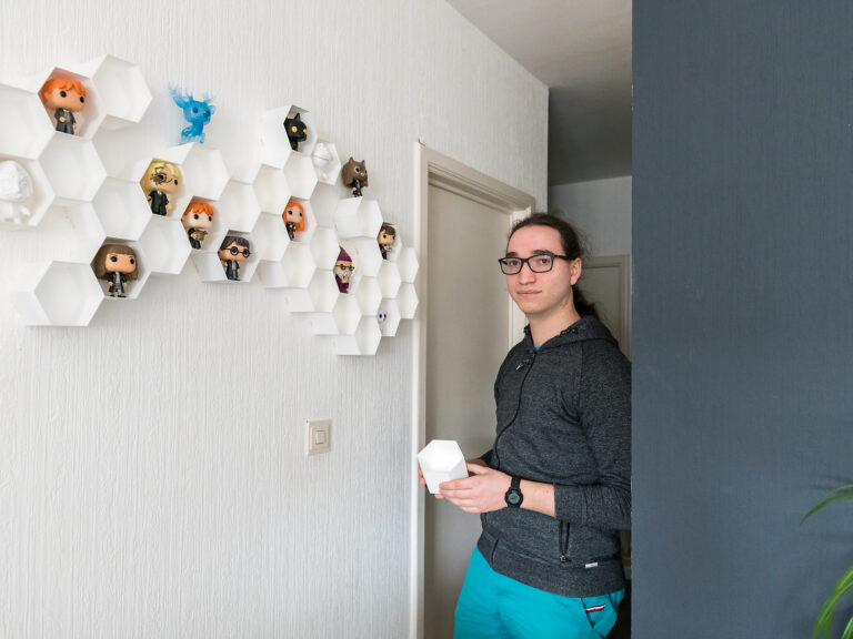 Yann Jacquet face à une de ses créations en 3D, une étagère modulable