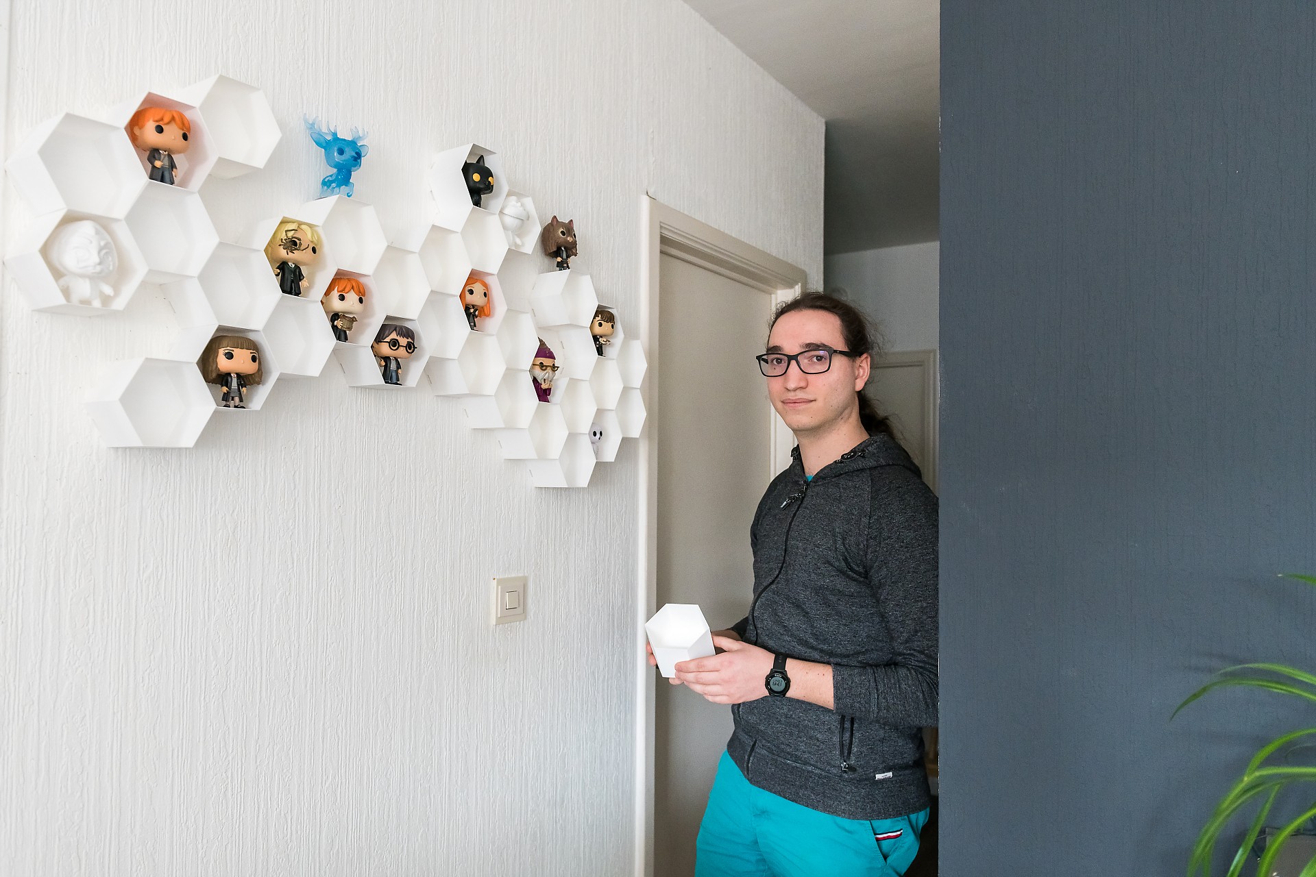 210330_HELHa_Yann Jacquet_Ideo_A.Delsoir_9251Web Yann Jacquet face à une de ses créations en 3D, une étagère modulable