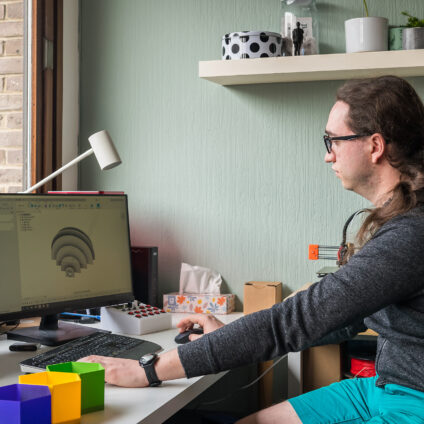 Yann Jacquet créateur d'iideo en plein travail de conception