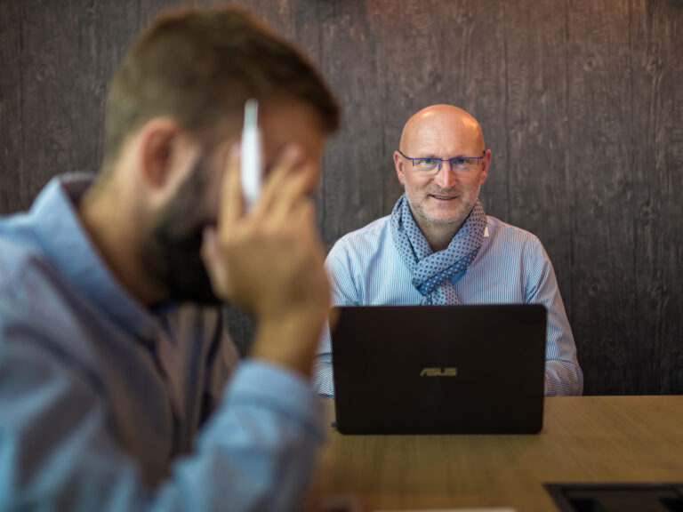 Portrait de Thierry Streel - Improveconsult - au travail par Aurore Delsoir photographe