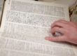 Un dictionnaire dans les mains de Marie-Joëlle Goffioul chez Belga Translations