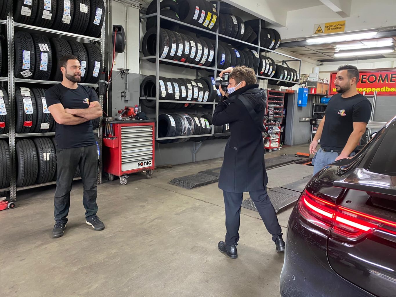 En pleine action chez Tyrespeed pour une série de portraits, Aurore Delsoir photographe