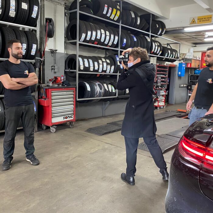 En pleine action chez Tyrespeed pour une série de portraits, Aurore Delsoir photographe