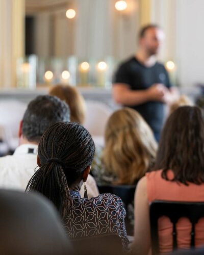 Une assemblée qui écoute un interlocuteur lors d'un événement