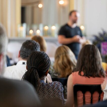 Une assemblée qui écoute un interlocuteur lors d'un événement