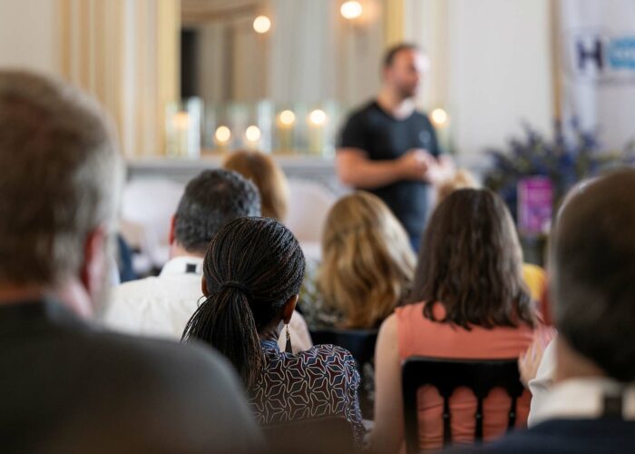 Une assemblée qui écoute un interlocuteur lors d'un événement
