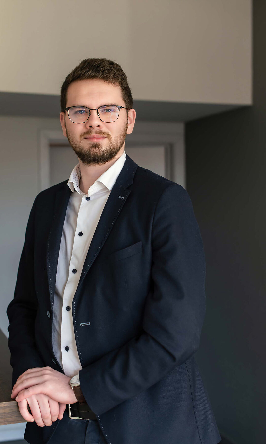 Photo d'un entrepreneur avec une barbe et des lunettes qui porte un costume