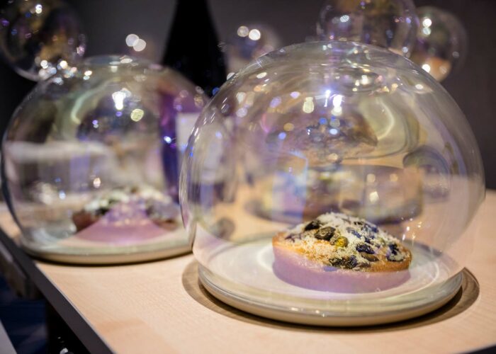 Photo reportage - des assiettes avec une cloche en verre transparente qui couvre le plat