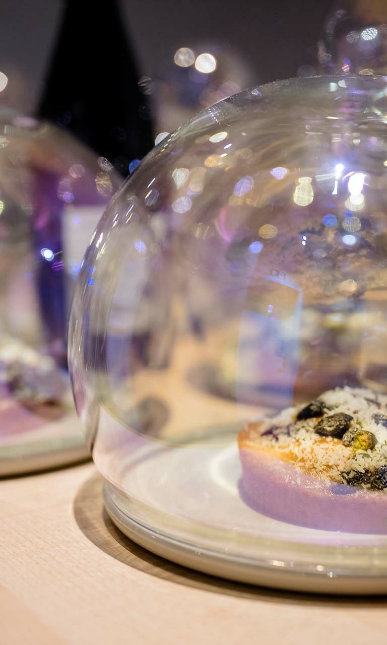 Photo reportage - des assiettes avec une cloche en verre transparente qui couvre le plat