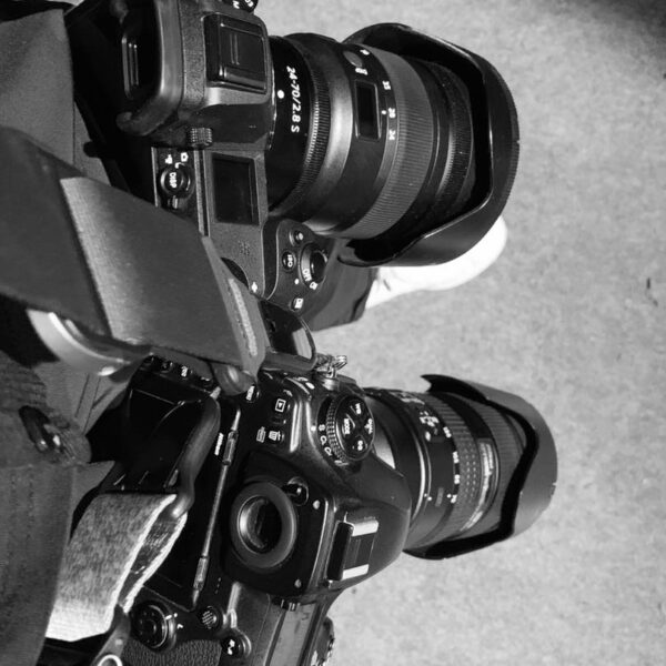 Plusieurs appareils photo professionnels avec des objectifs zoom.